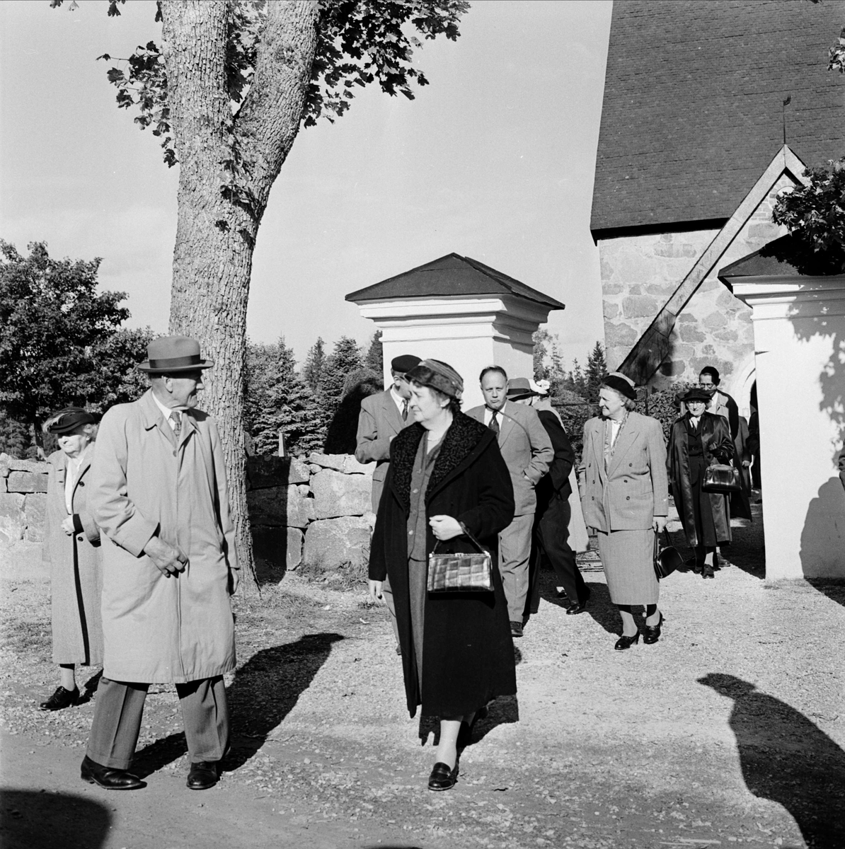 Upplands fornminnesförenings höstutflykt 1956, utanför Morkarla kyrka, Uppland