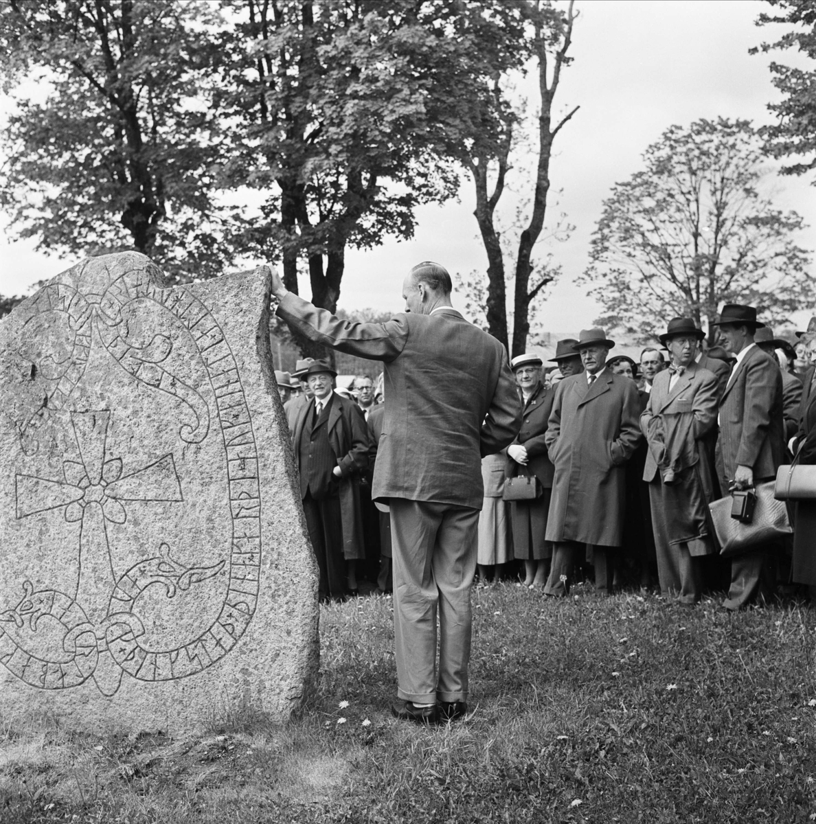 Professor Sven B F Jansson berättar om runinskrifter vid runstenen på Vallentuna kyrkogård, Vallentuna socken, Uppland 1957 - Upplands fornminnesförenings vårutflykt 1957