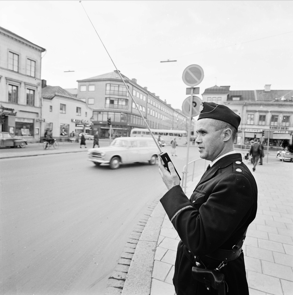 Polisen har "walkie talkiedebut i Uppsalatrafiken", Kungsgatan, Uppsala 1965