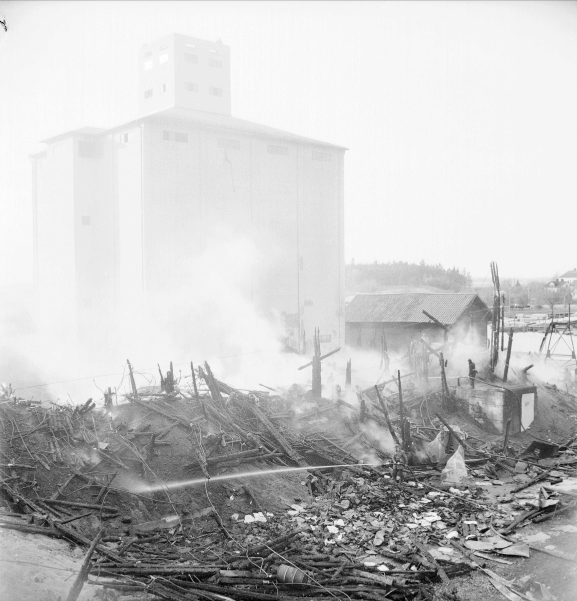 "Ödeläggande brand i Enköping hotade hela staden" - Lantmännens centralförenings spannmålsmagasin brann ner till grunden, Enköping oktober 1948