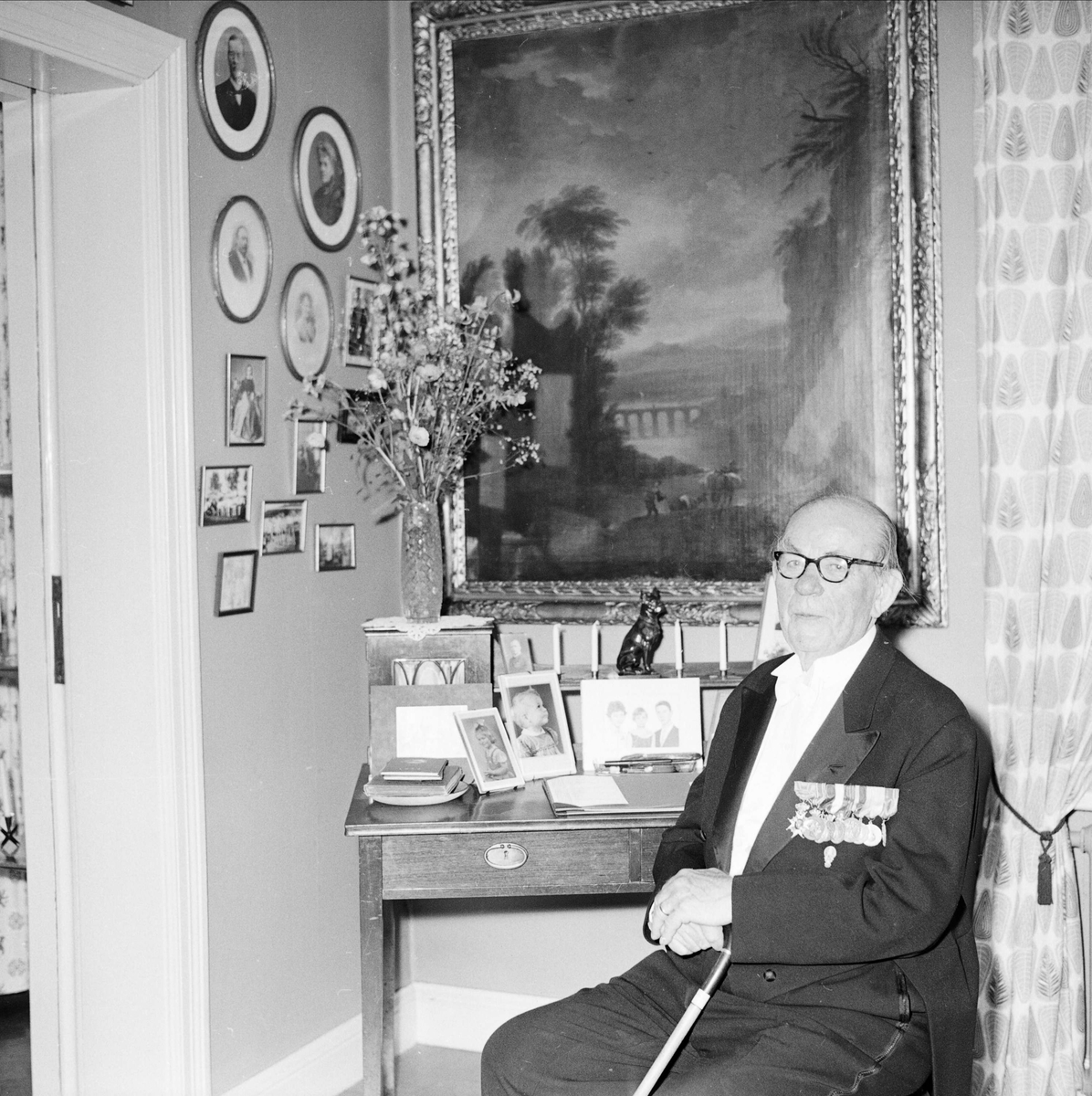 Kapten Fredrik Kylberg högtidsklädd i hemmet, Vattholma, Uppland, juli 1958