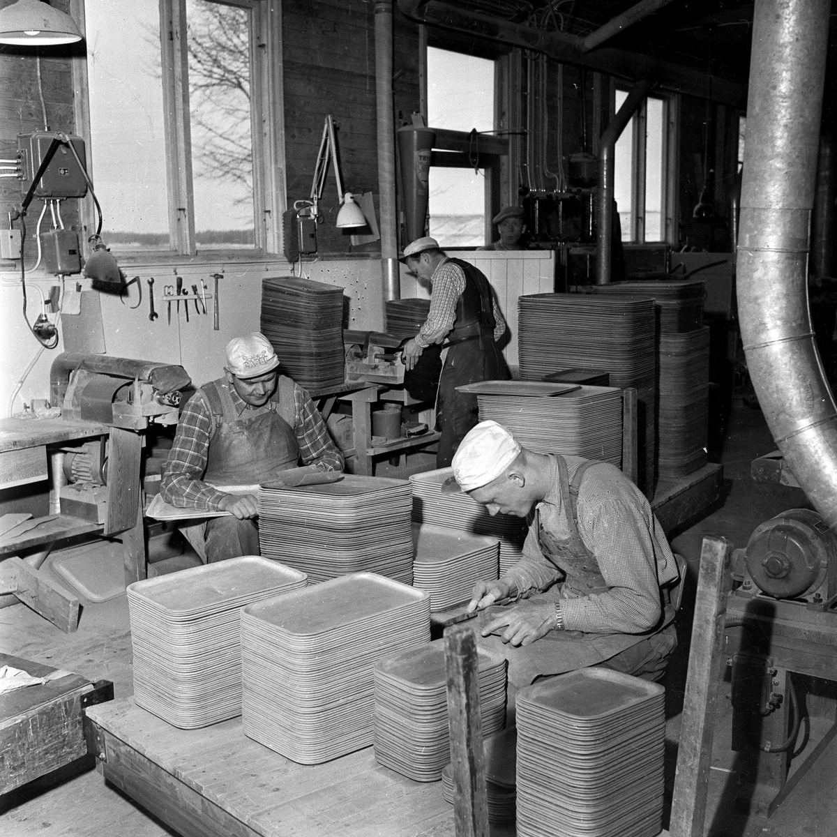 Tillverkning av den sk "Silva-brickan", hos Bröderna Kjellström, Lövstalöt, Uppland 1955
