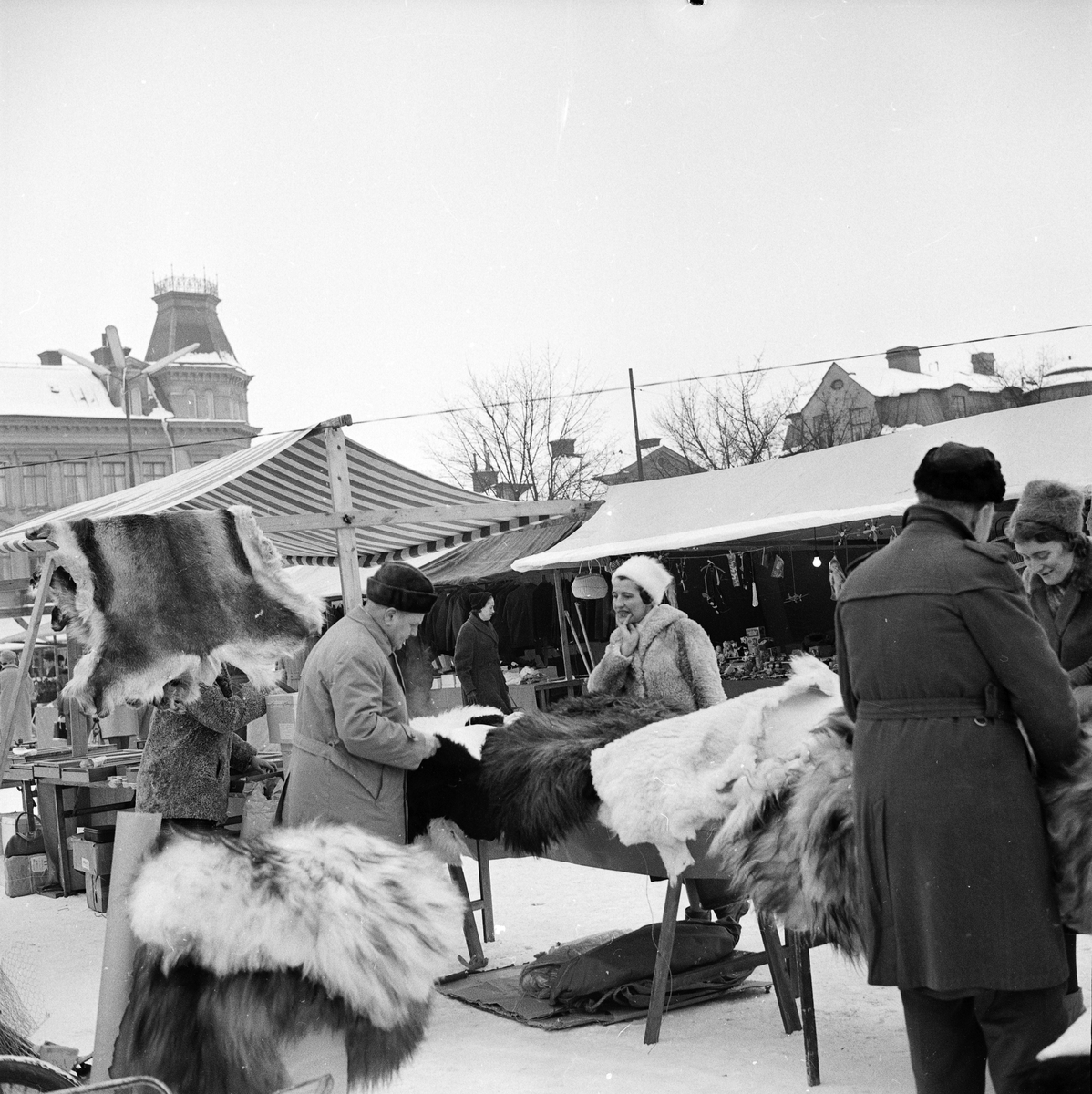 Distingsmarknad, skinnförsäljning, Vaksala torg, Uppsala februari 1960