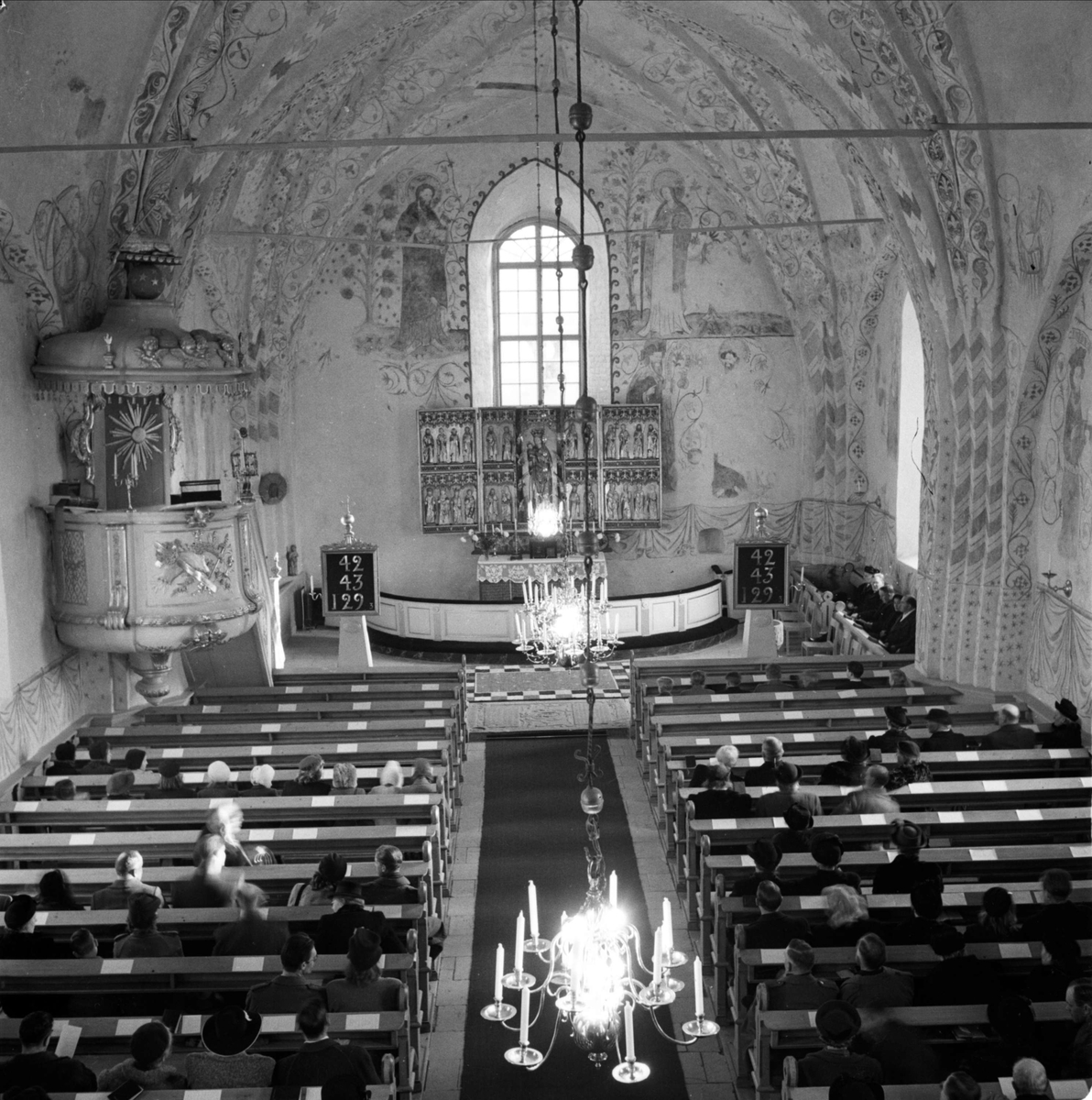 "800-åriga kyrkan i Litslena slår åter upp sina portar" - invigning av Litslena kyrka, Litslena socken, Uppland december 1948