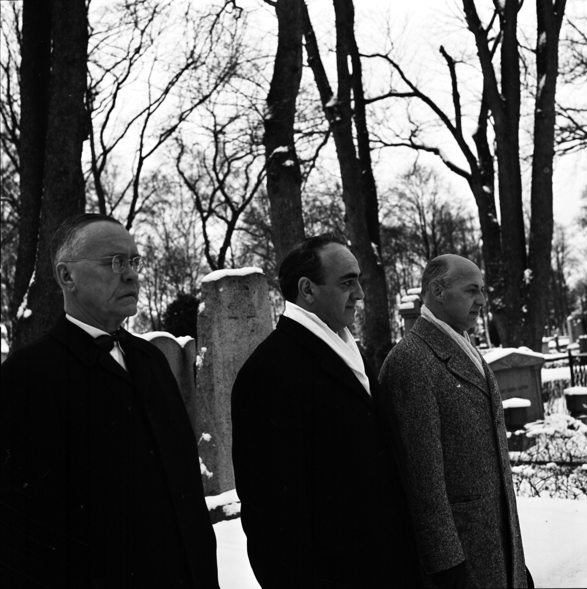 Cyperns minister vid Dag Hammarskjölds grav, Uppsala gamla kyrkogård, Kungsgärdet, Uppsala, januari 1965