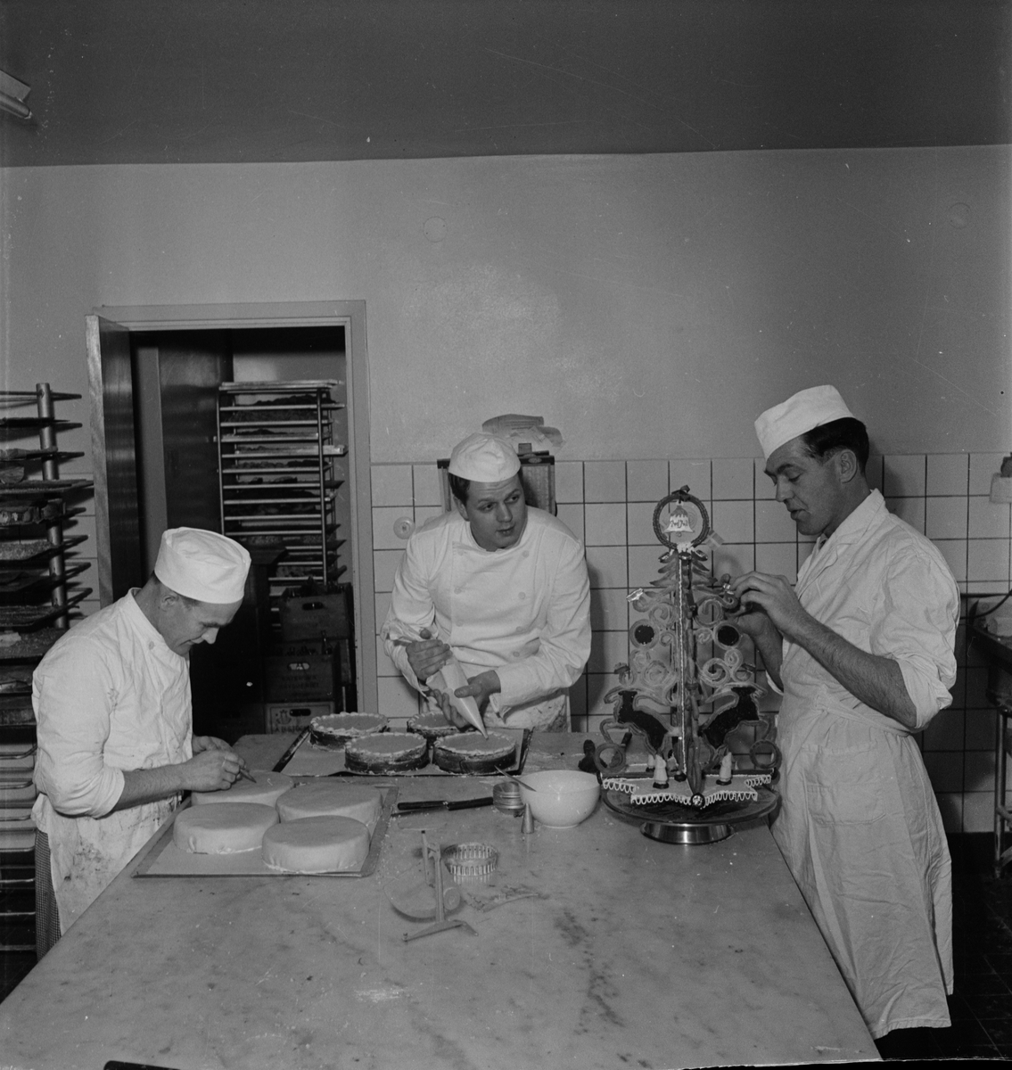 Julförberedelser - tårtbakning, Uppsala 1954