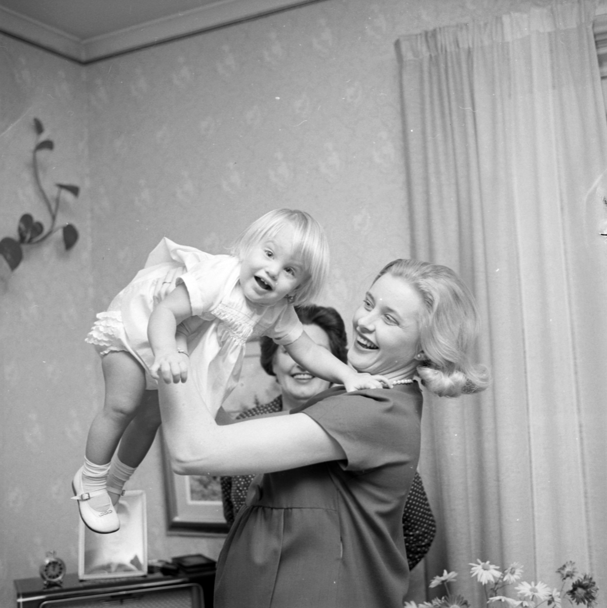 Miss Universum, Hillevi Rombin, i hemmet tillsammans med sin dotter, Uppsala 1960