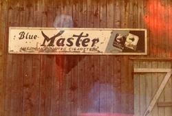 Skilt med reklame for Blue Master sigaretter.