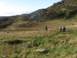 Gravfelt og hustufter