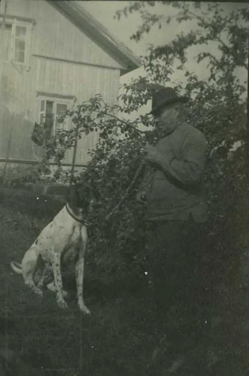 Fotoalbum fra Skotterud i Gran med visittkort og fotografier. Hovedsaklig portretter og foto av hest.