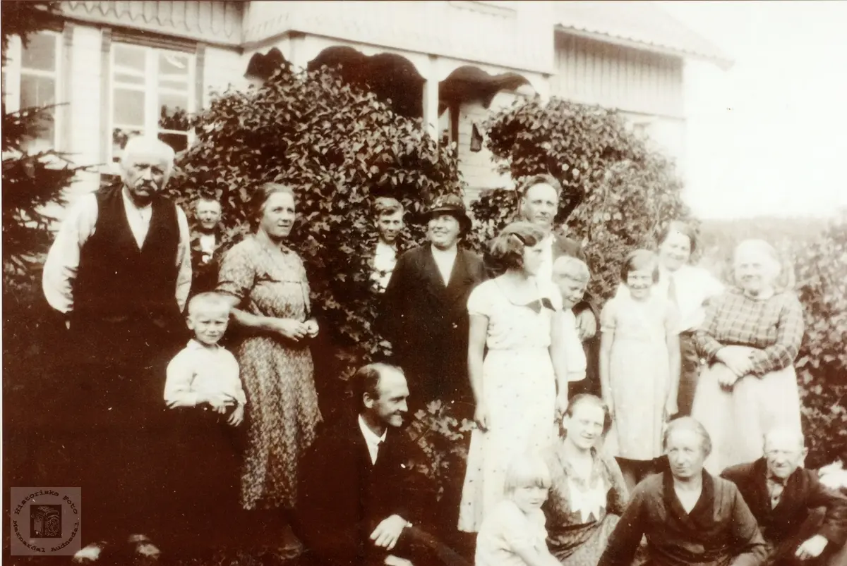 Familie og vennesamling i Golvevik, Byremo i Grindheim senere Audnedal.