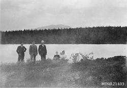 Ungdom ved Brønnåstjønna med Tron i bakgrunnen.