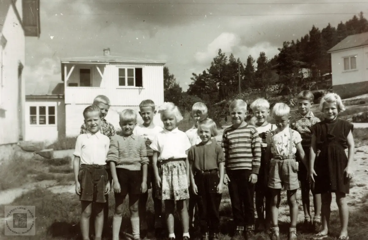 Barn fra Sveindal på skoleplassen. Grindheim Audnedal.