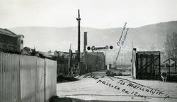 Bannner med reklame for Cromwell sigaretter over veien til M