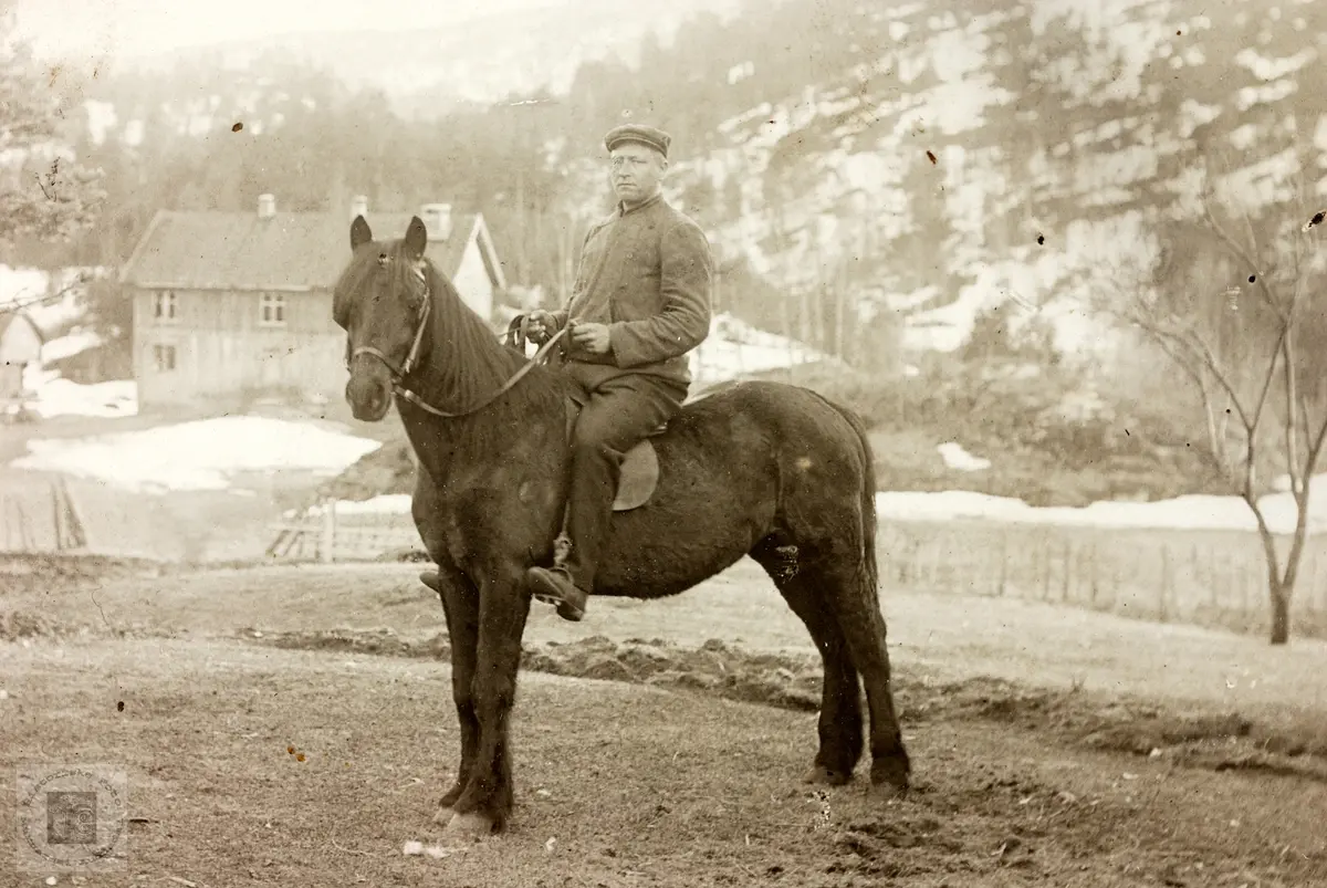 Portrett av Ole Kollungtveit på hest. Grindheim.