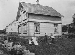 Hanaveien 27, Solvang, på Hana: bolighus, familie med tre ba