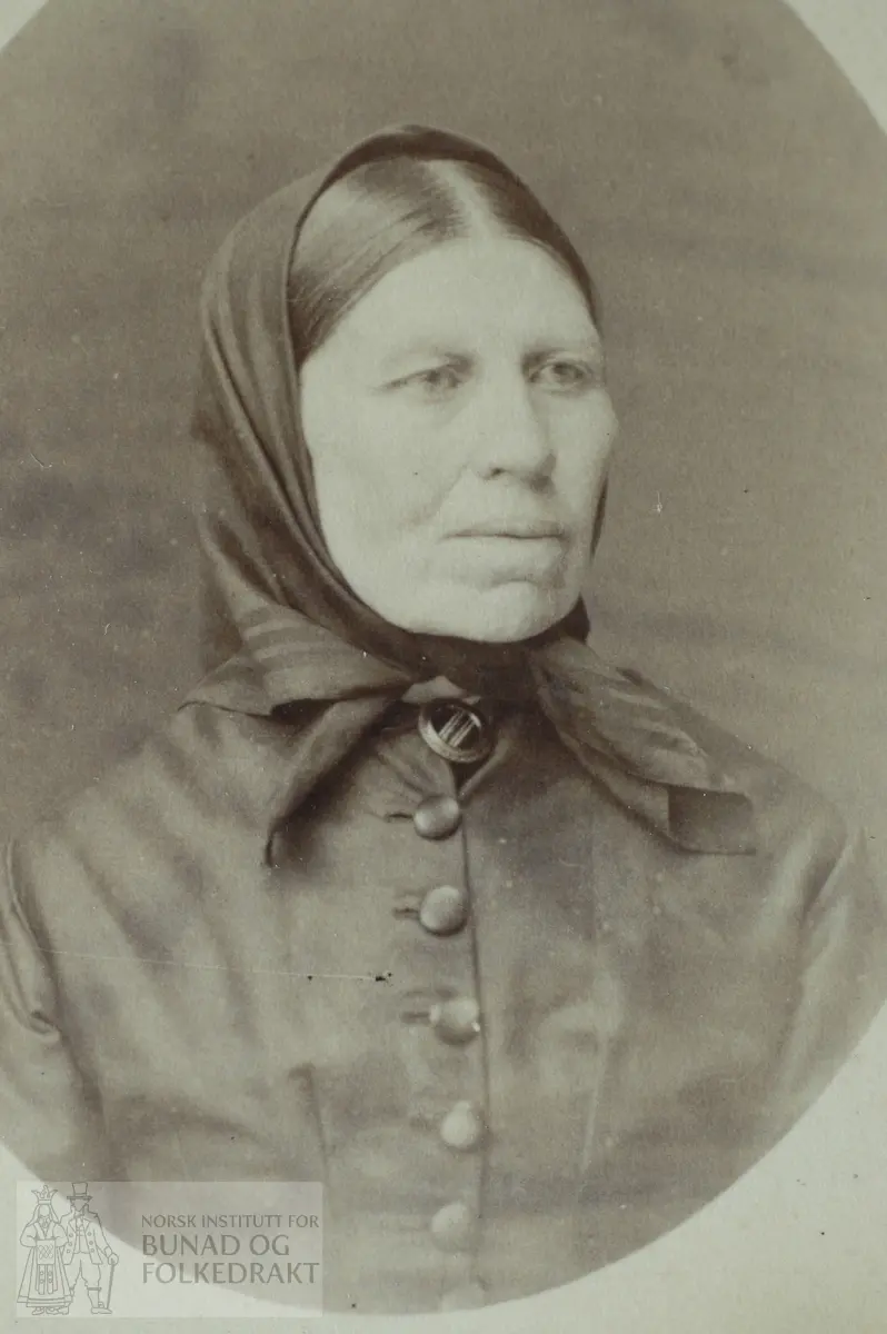 Fotografi, kvinneportrett. Albertine Edøy 1826-1902. Gift 3 ganger, alle tre mennene omkom på havet. Fekk til saman 8 barn i alle ekteskapa. Eneste familien på Edøy. Albertine hadde finsk mor.