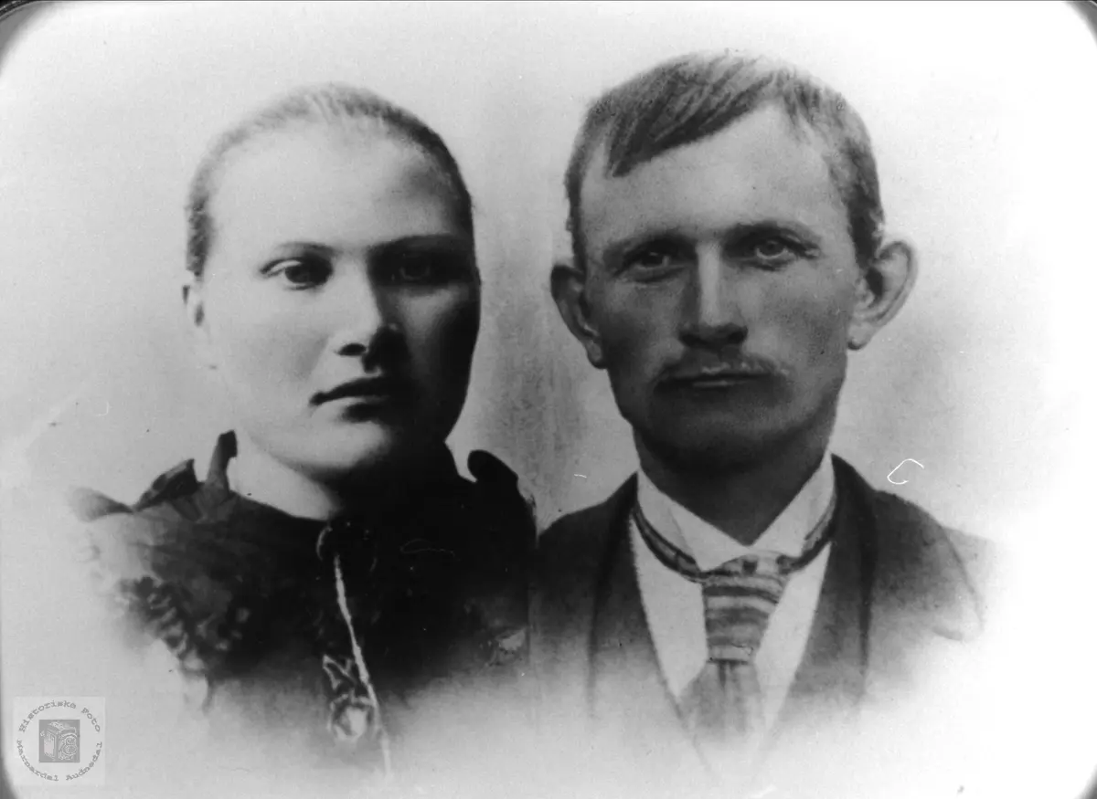 Portrett av Tarjerd Abelset gift Hjemlestad og John Hjemlestad, Bjelland.