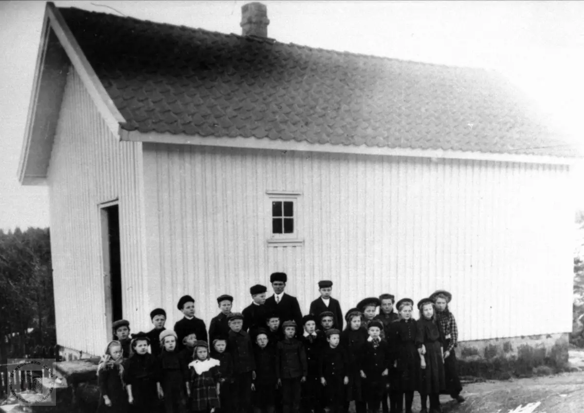 Brauskeland eller Bruskeland skole. Laudal i Marnardal.
