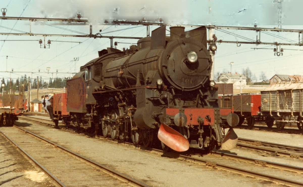 Damplokomotiv type 31b nr. 451 på Eina stasjon
