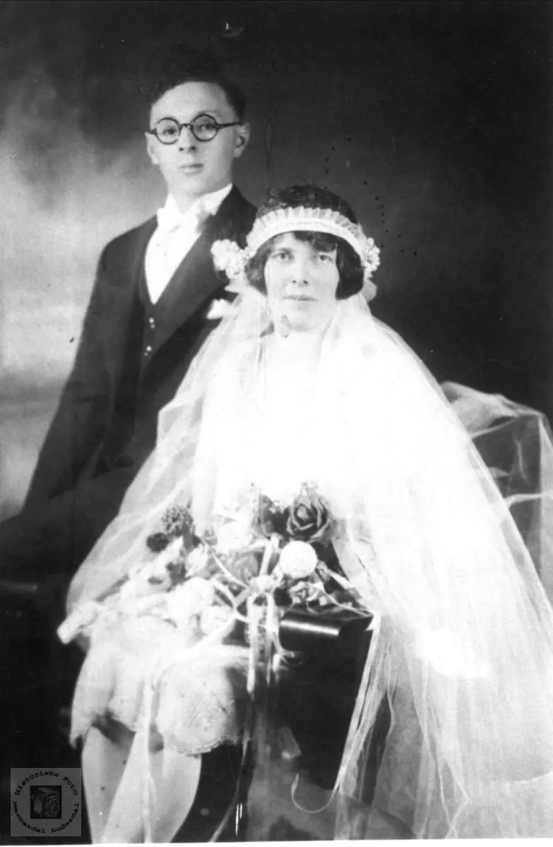Brudeparet Leonard og Agnes Larsen. Agnes fra Grimestad, Øyslebø.