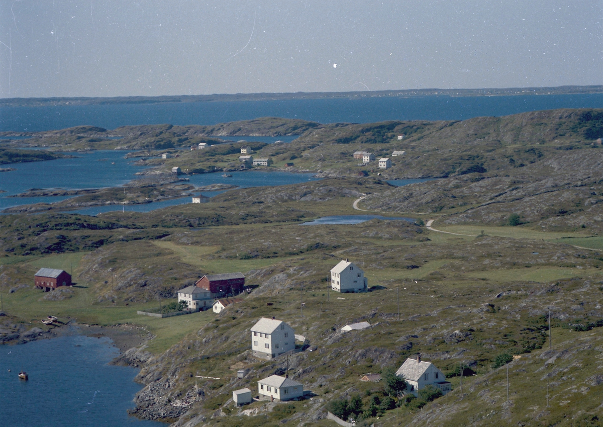 Bildet viser området Melkvika på Ulvøya.
Se også KSTf001338 for mer informasjon.