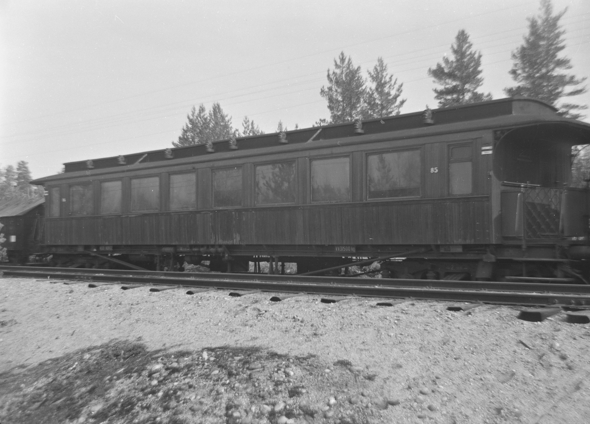 A/L Hølandsbanen sørget i 1968 for at vogn Bo3b nr. 85 ble bevart. Her er vognen hensatt på Kløftefoss på Krøderbanen.