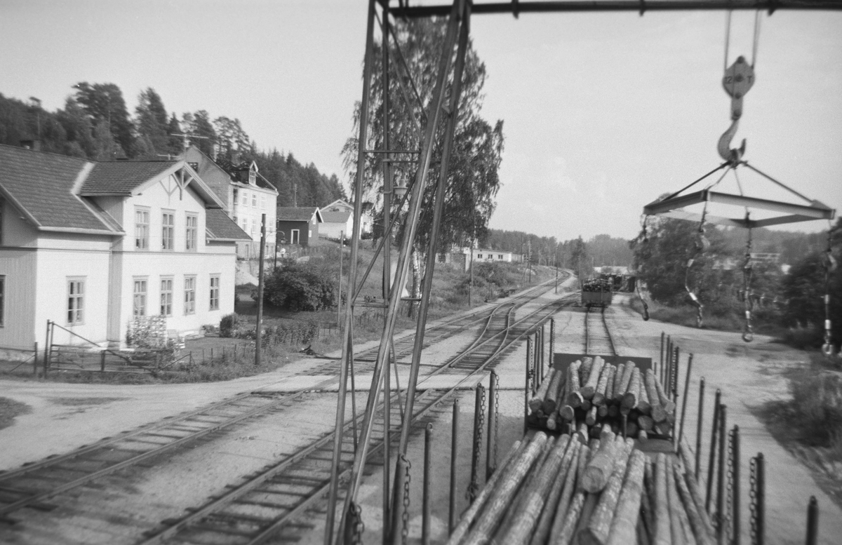 Lasting av tømmer på Krøderen stasjon.