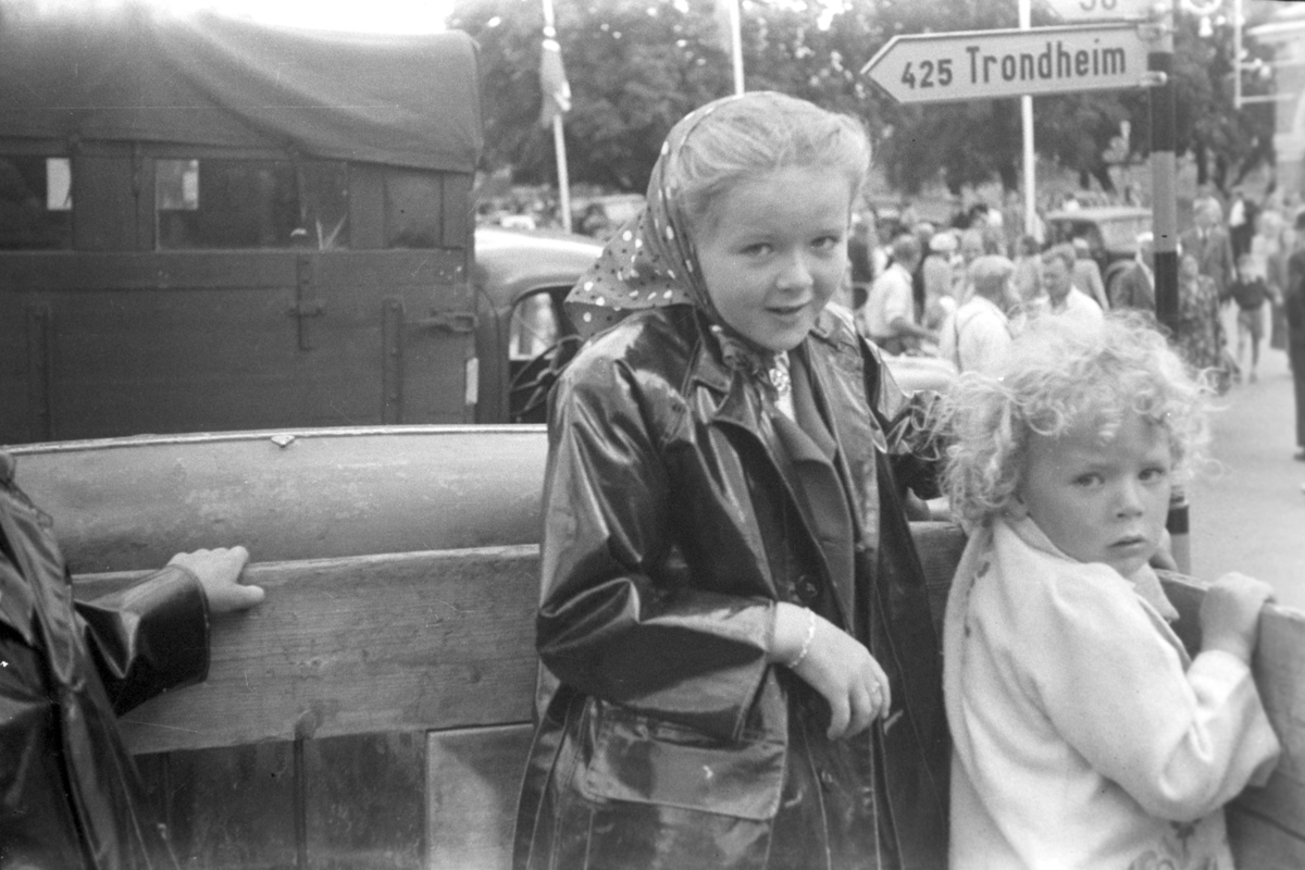 17. mai 1945. Nasjonaldag. Frigjøringen. Basarbygningen. to ukjente barn bakpå lastebil
