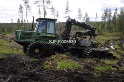 Rammestyrt traktor med markberedningsutstyr, fotografert i d