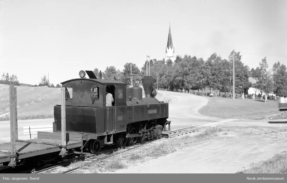 Damplokomotiv nr. 4 "Setskogen" med tog på Løken stasjon
