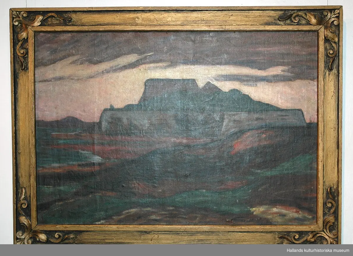 Oljemålning av Karl Nordström 1894. Titel: "Varbergs fästning från söder". Bildmått: bredd 72, höjd 49 cm.