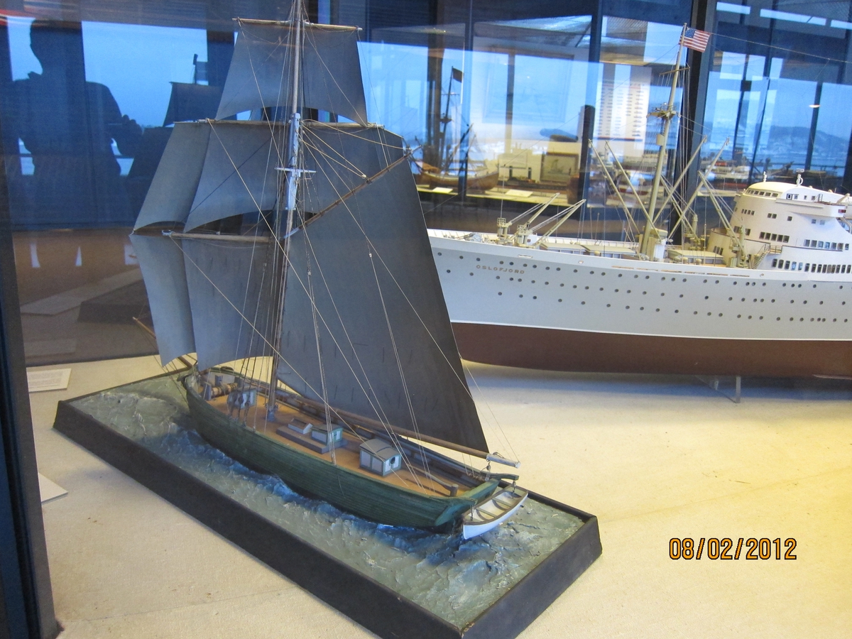 Skalamodell i 1:48 av slupp 'Restauration', 1 mast. Rigget med seil, og med det amerikanske flagget i mastetoppen