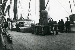 'Lingard' på dekk, med dekkshus, pumpe og mennesker