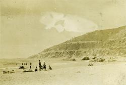 Fra badestranden mot byen.