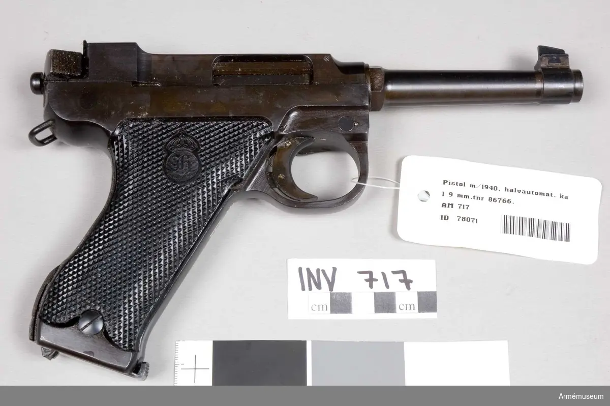 Halvautomatisk pistol, tillverkad vid Husqvarna vapenfabrik. Kort piprekyl. Magasinet rymmer åtta st patroner. Största skottvidd: 1500 m.
