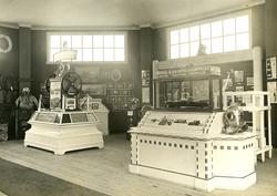 Interiør fra redningspaviljonen. - Jubileumsutstillingen på 