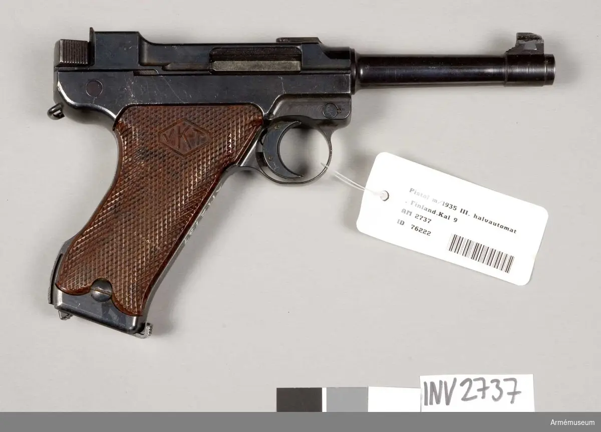 Pistol m/L 1935 typ III, halvautomatisk. Består av: 1 pistol, halvautomatisk, 1 magasin. Märkt "(VKT) L-35 (SA Suomen Armeija)".