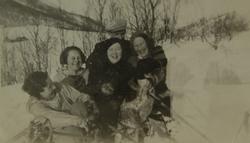 Mann og fire kvinner på skitur