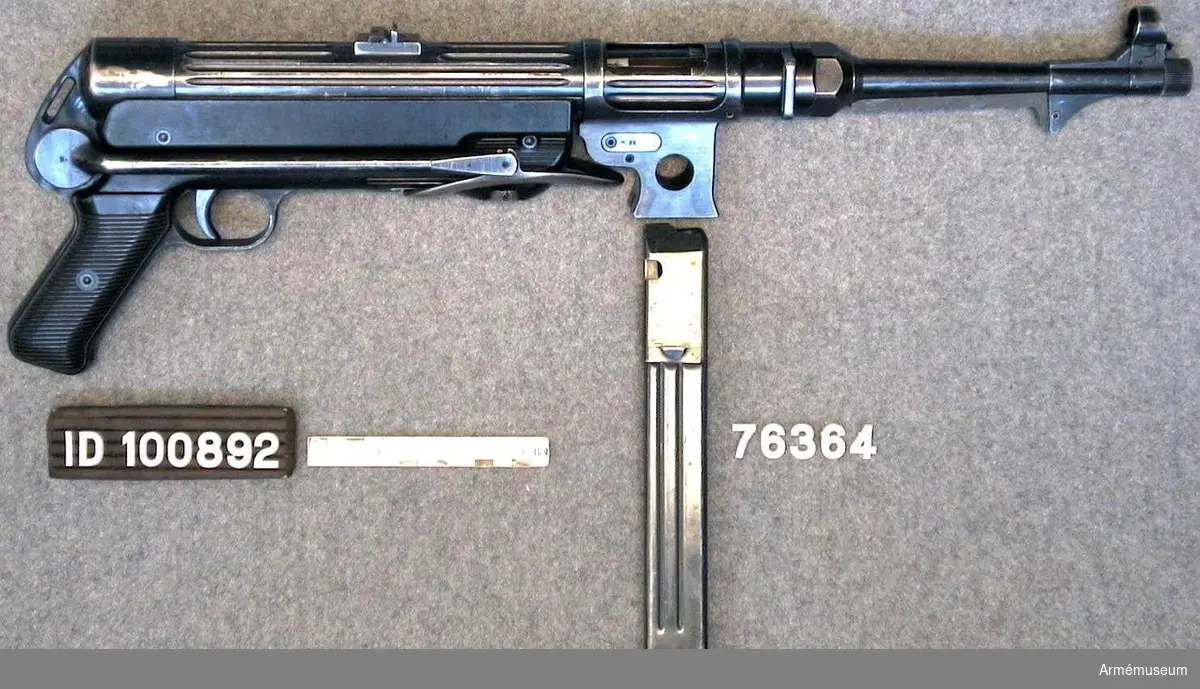 Kulsprutepistol MP m/1938. Hellängd: m axelstöd: 842 mm; utan axelstöd: 628 mm.