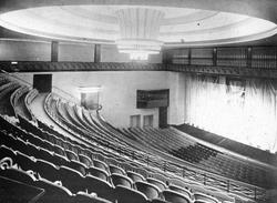 Teatersalen, Folketeaterbygningen, Oslo, med lysekrone fra O
