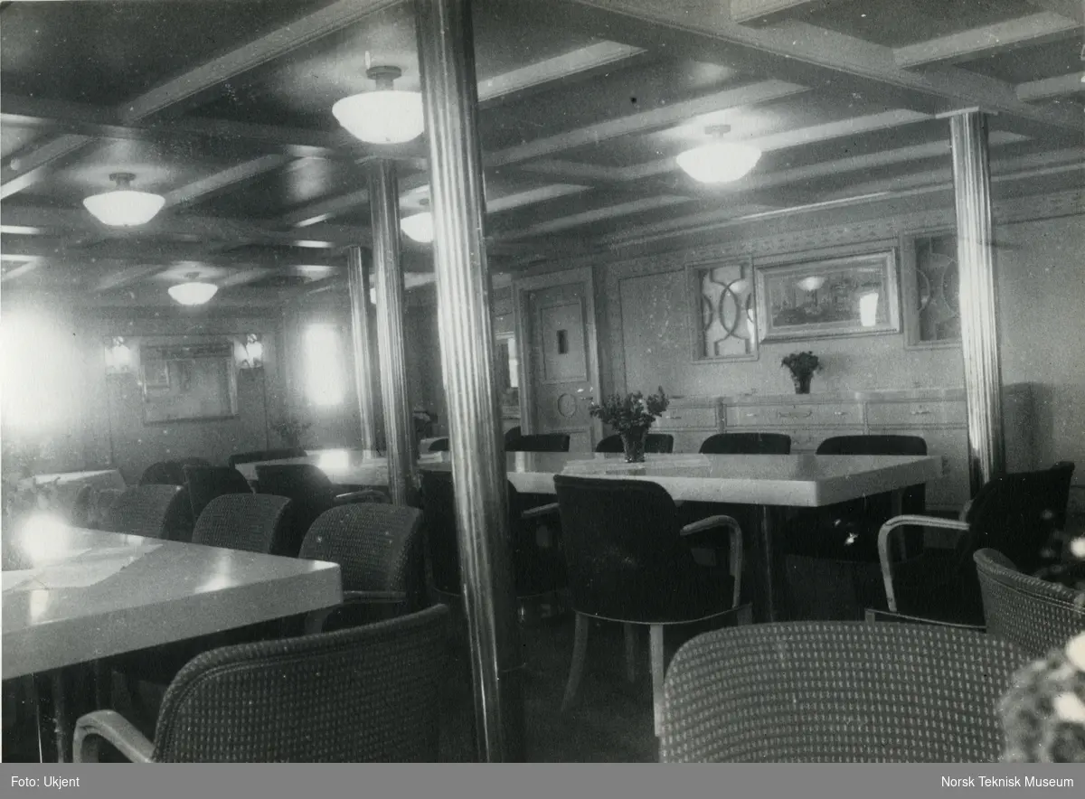 Interiør, spisesal dekket med langbord på passasjer- og lastebåten M/S Brabant, B/N 418 i 1946. Skipet ble levert av Akers mek. Verksted i 1925 til Fred. Olsen & Co.