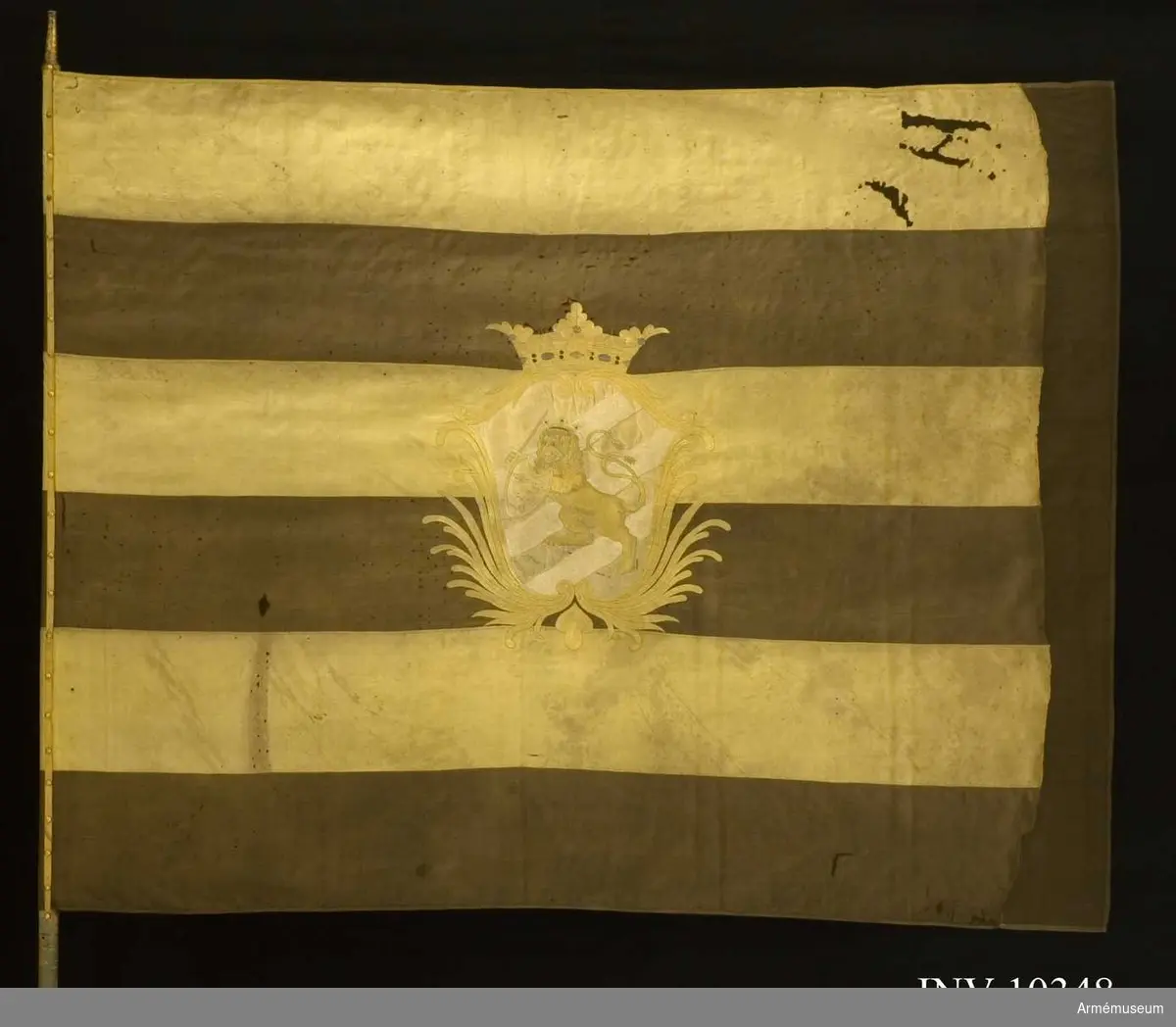 Grupp B I.

Duk av sidenkypert, fem gånger delad gul och svart, i mitten broderat Göteborgs vapen; 1812-1819. På blått fält tre vita strömmar snett från vänster varöver ett framåtvänt krönt lejon i gult silke förande ett svärd och en sköld vari "tre kronor" på blått fält allt i en av stiliserade palmkvistar i gult silke bildad sköld, krönt med öppen krona i gult silke med rött foder samt pärlor i silver, kantad med gult sidenband, fäst med liknande sidenband och förgyllda spikar. Spets saknas.