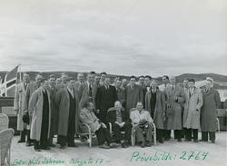 Gruppebilde av gjester på dekk på passasjer- og lasteskipet 