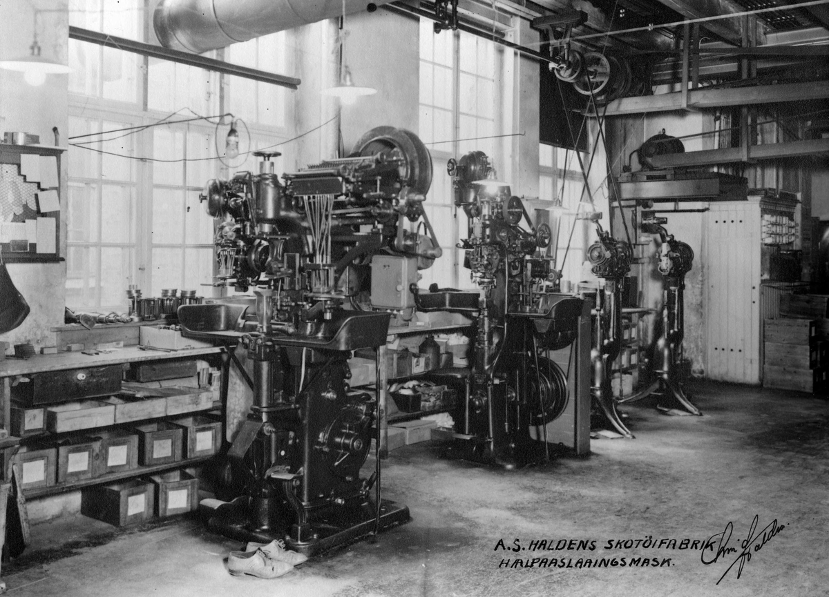 Haldens Skotøifabrik, hælpåslagningsmaskiner, 1942