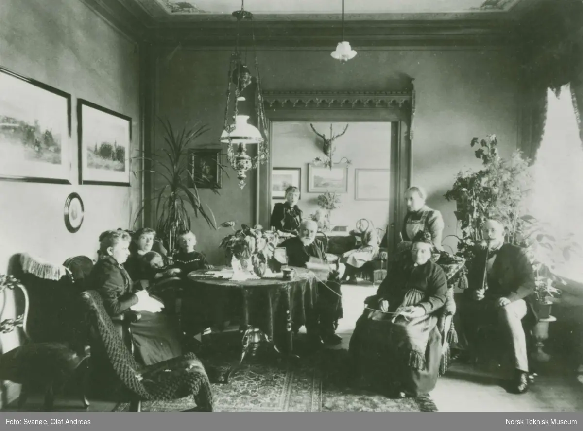 Det første norske hjem med elektrisk lys var hjemme hos fabrikkeier Halvor Olai Rosendahl, Annero, Stend, Fana, fotografert 9/8 1894.