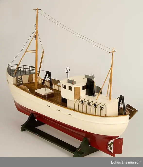 Ståltrålare. Båtmodell av trä med två master. Målad  vit och röd.En livbåt.

Ur punktnummerkatalogen 1958-1976:
Vm. Roger Bengtsson, U:a
Båtmodeller av trä