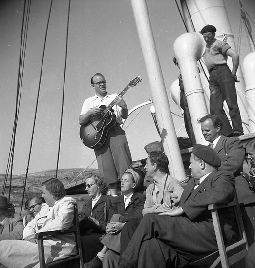 Sång och musik på passagerarbåt i Sotenkanalen