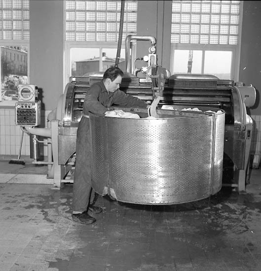 Enligt notering: "U-a Lasarett Centraltvätten 8-2-1956. Foto Knut".