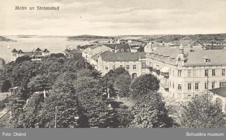 Tryckt text på kortet: "Motiv av Strömstad." 
"Förlag: Larssons Bokhandel, Strömstad."